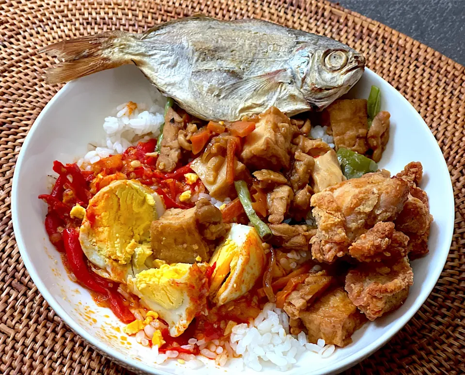 Nasi campur ikan asin|yeni kartikasariさん