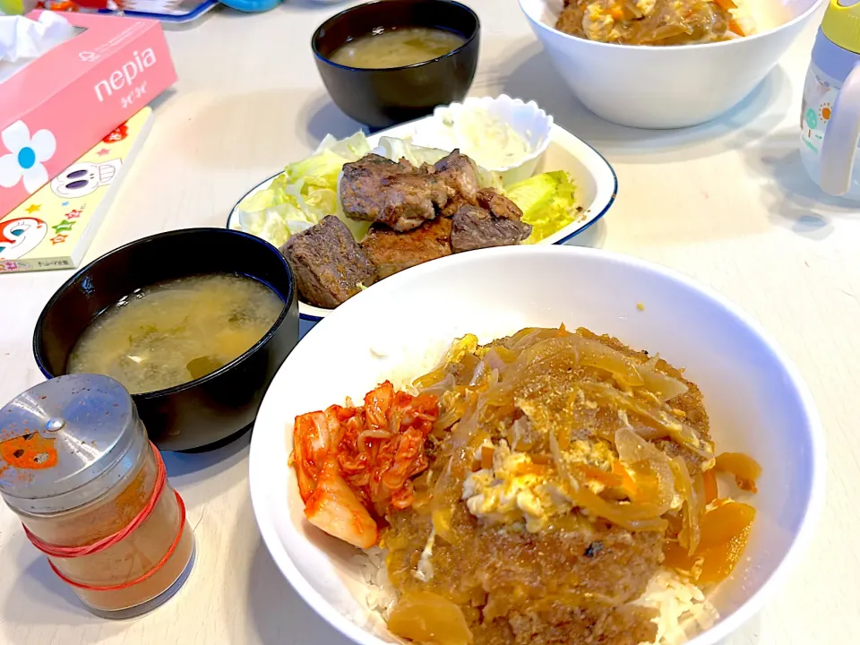 Snapdishの料理写真:カツ丼&鰹のガーリック焼き&味噌スープ|やすさん