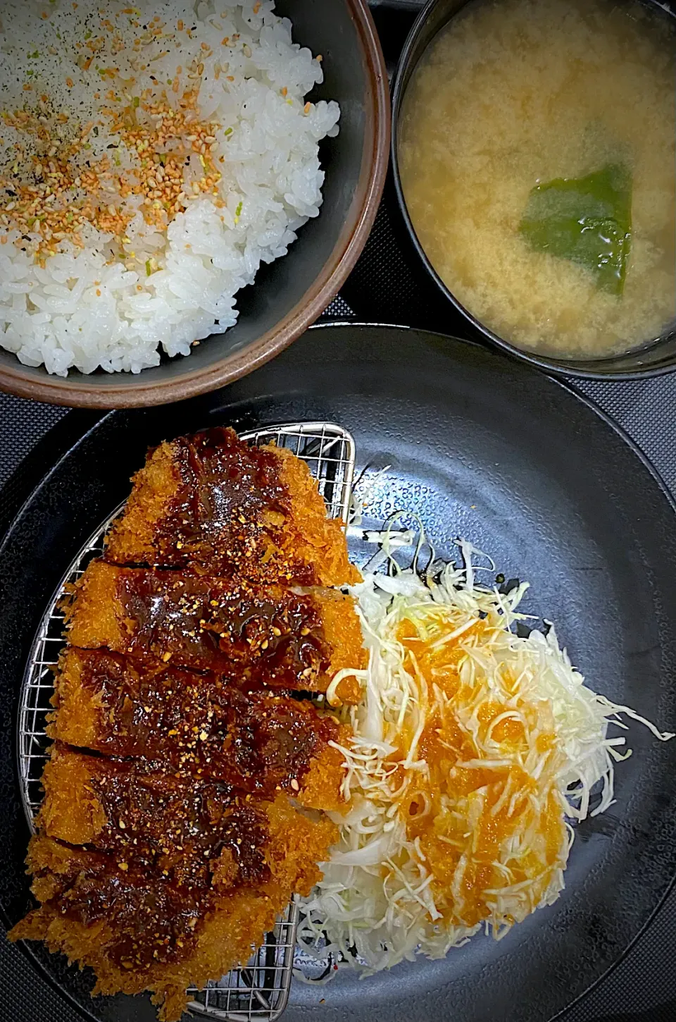 Snapdishの料理写真:ロース味噌カツ定食 550円|すくらんぶるえっぐさん