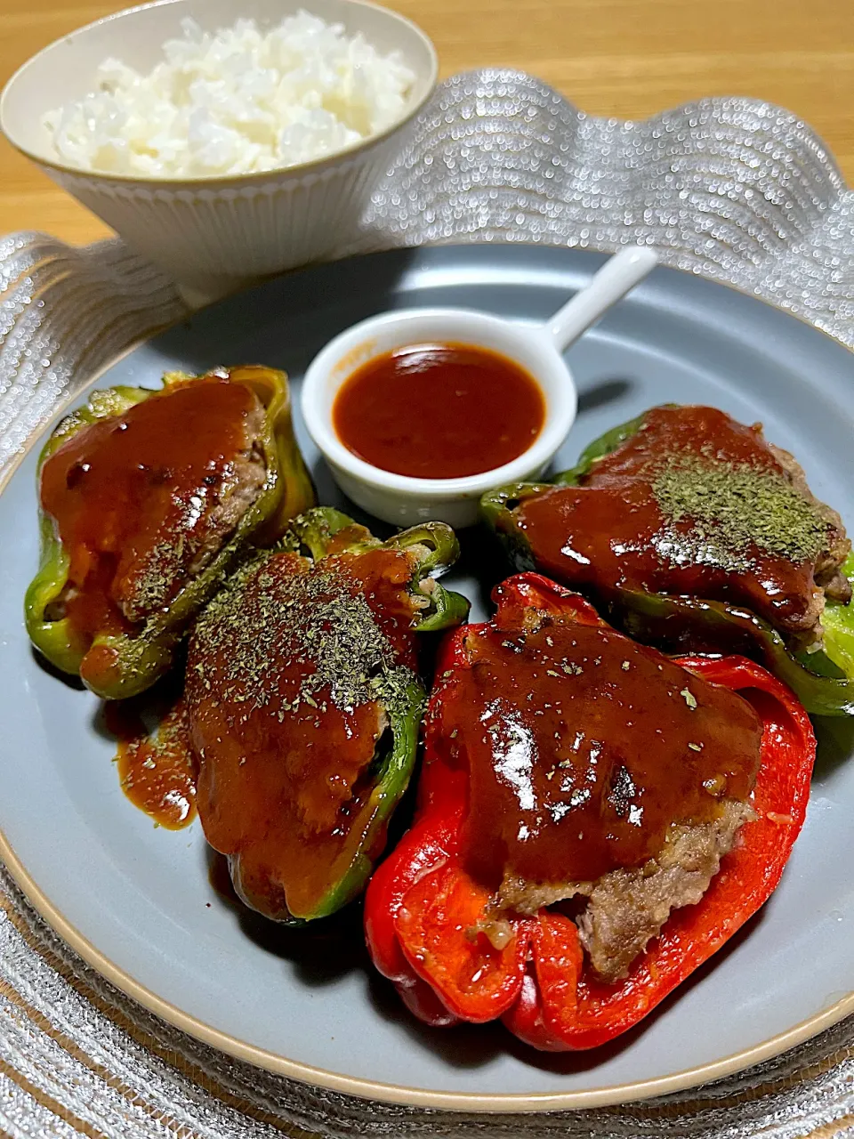 今日の夜ごはん~ドデカピーマンの肉詰め~|ゆかｕさん