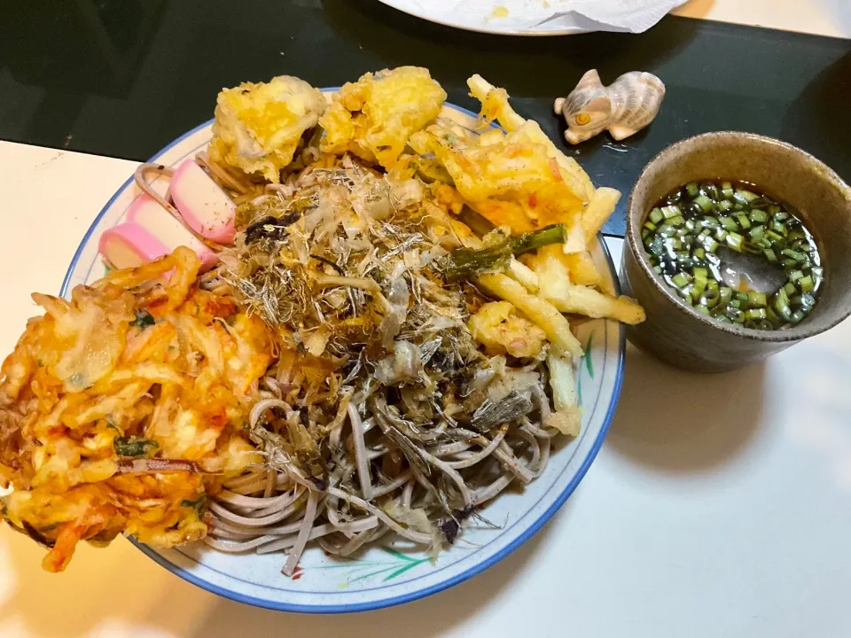 山形の板そば用の太いそばを大和芋と紅生姜のかき揚げ、茄子天、野菜かき揚げで。
蕎麦には鯖節をかけて！
#山形の蕎麦
#太いそば
#歯応えある蕎麦
#天ぷら蕎麦
#お家で揚げる天ぷら|Takeshi  Nagakiさん