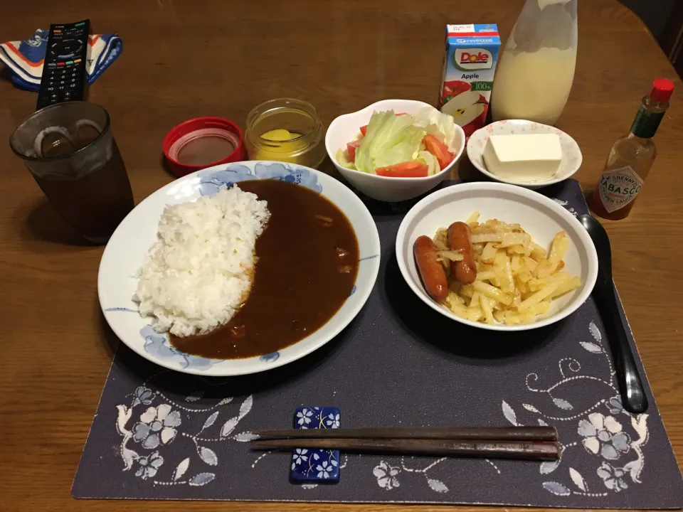 Snapdishの料理写真:カレーライス、ジャガイモとウインナーのチーズソテー、サラダ、絹豆腐、沢庵、麦茶、Doleアップル100%(夕飯)|enarinさん