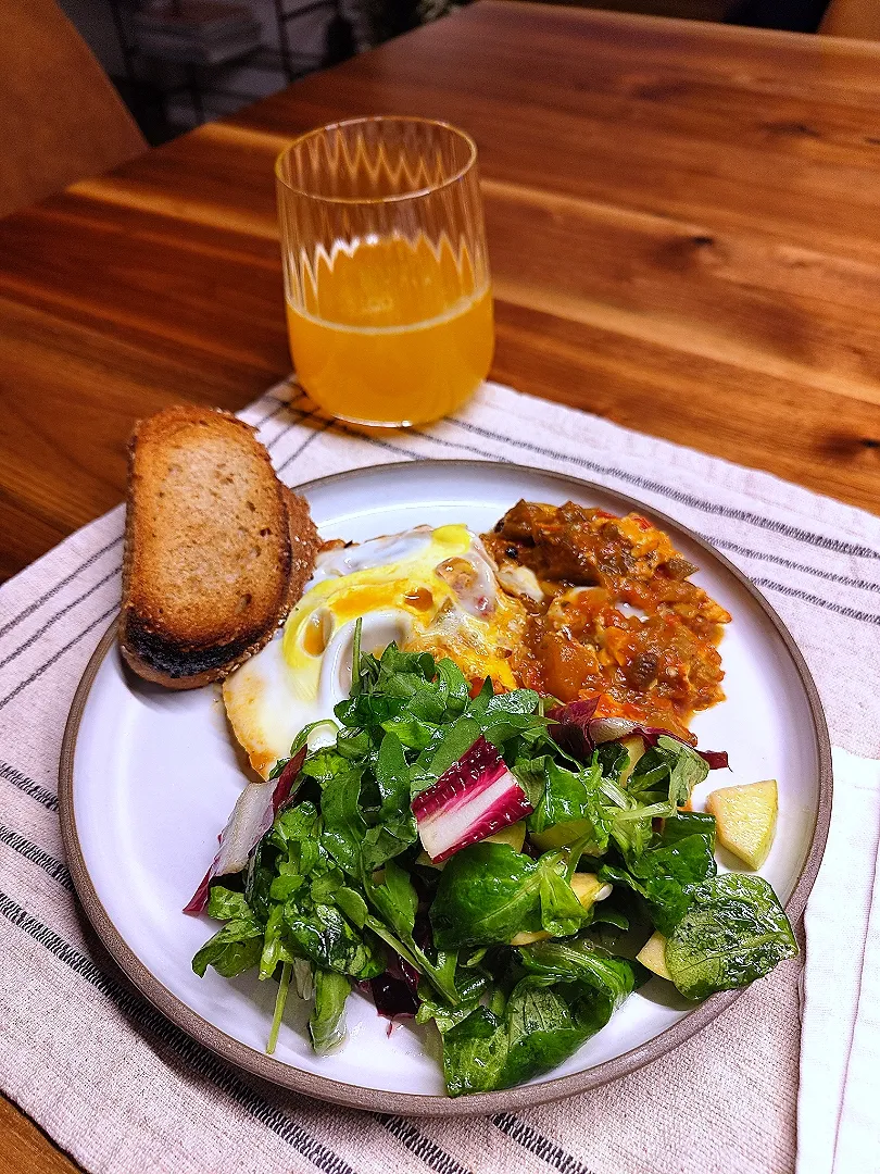 Eggplants, tomatoes, onions in tomatoes sauce with eggs, salad and bread|Vera Andrianova Forwerkさん