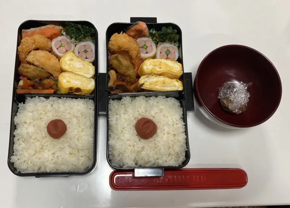 中学生弁当と、パパ弁。☆鮭☆卵焼き☆海老フライ☆のり塩チキン☆きんぴら（人参・ピーマン・太ちくわ）☆花ちくわ☆ほうれん草のゆず和え☆みそ玉（パパ弁）|Saharaさん