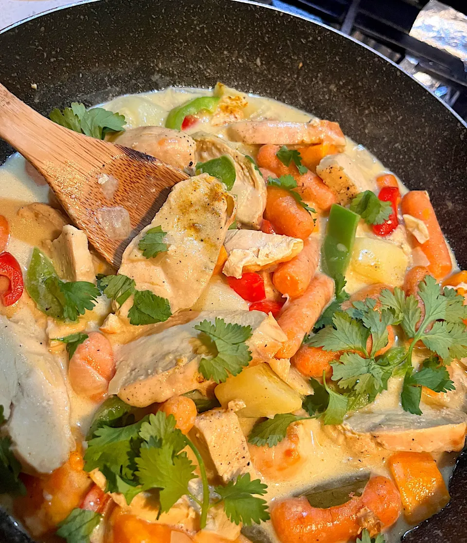 Chicken Curry with potatoes, carrots, sweet yams, green & red bellpeppers💚❤️🍠🥔🥕|🌺IAnneさん