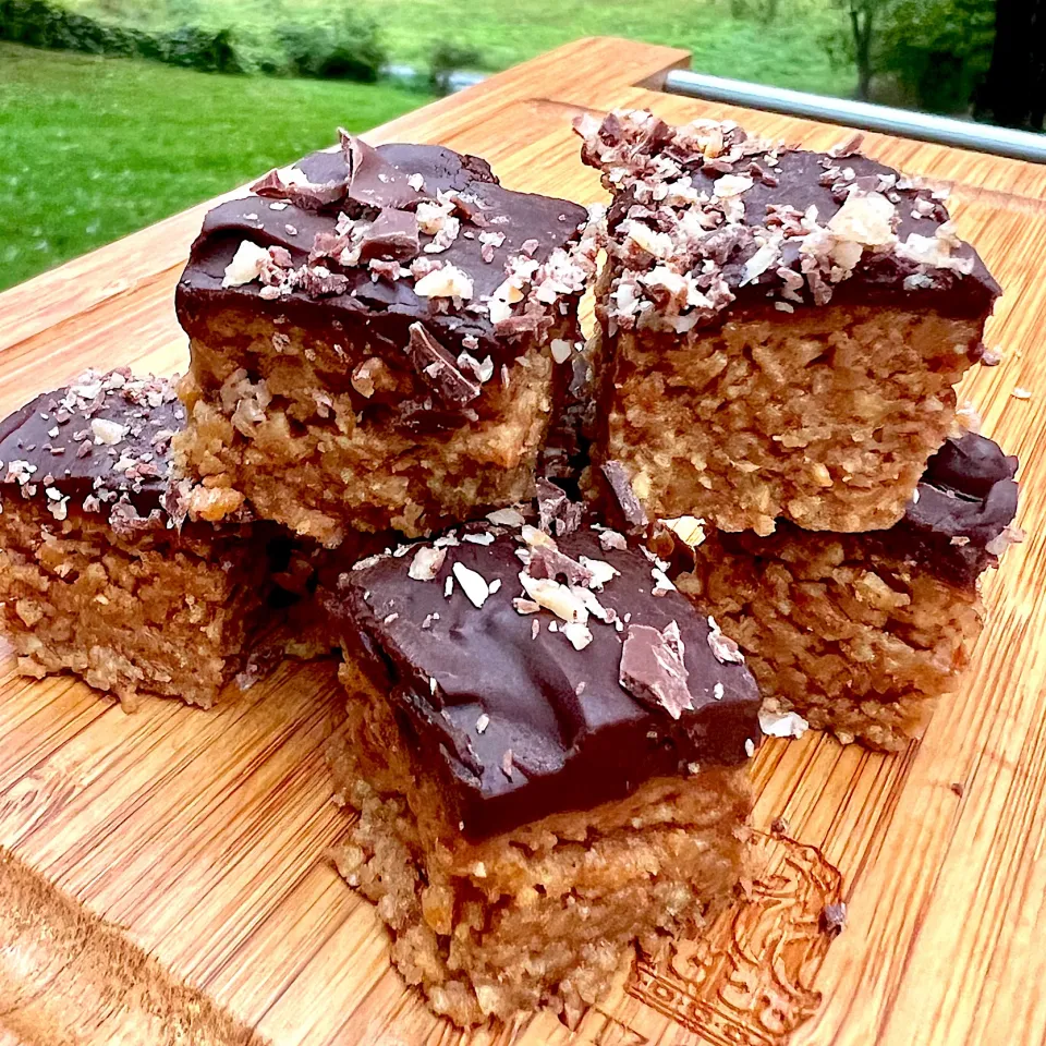 No-bake almond butter bars with chocolate ganache and crushed Heath bar topping|Dean M Rogersさん