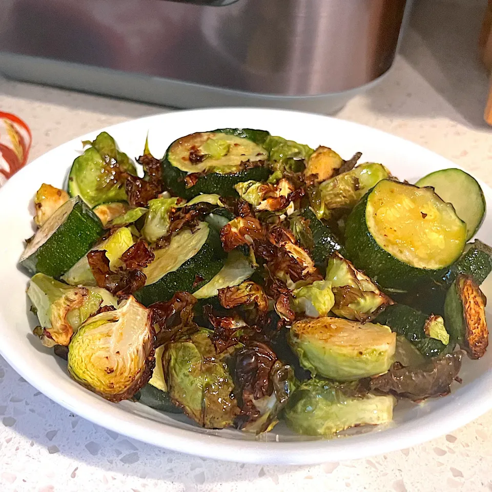 Snapdishの料理写真:Roasted zucchinis and brussels sprouts|🌺IAnneさん