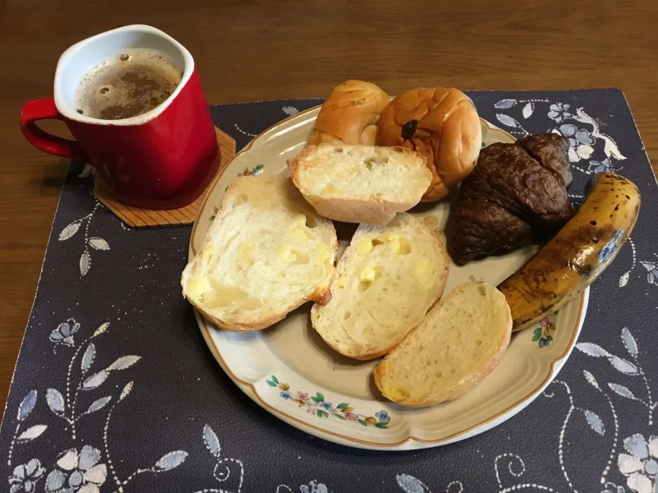 チーズトースト、チョコクロワッサン、ハムパン、レーズンパン、ホットコーヒー、バナナ(朝ご飯)|enarinさん