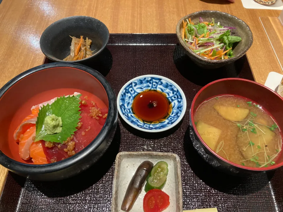 Snapdishの料理写真:八海山千年こうじ屋　麹漬け海鮮丼定食|よだみなさん