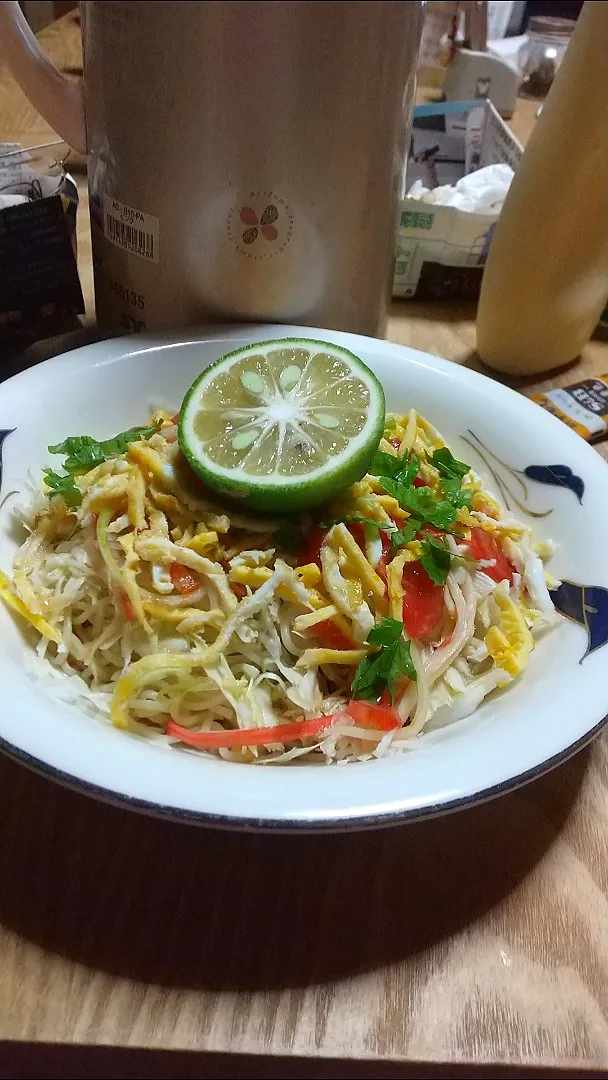 Snapdishの料理写真:冷麺
縮めん　錦糸卵　カニカマ　キャベツ
セロリ　かぼすタレ
胡麻油|みやちゃんさん