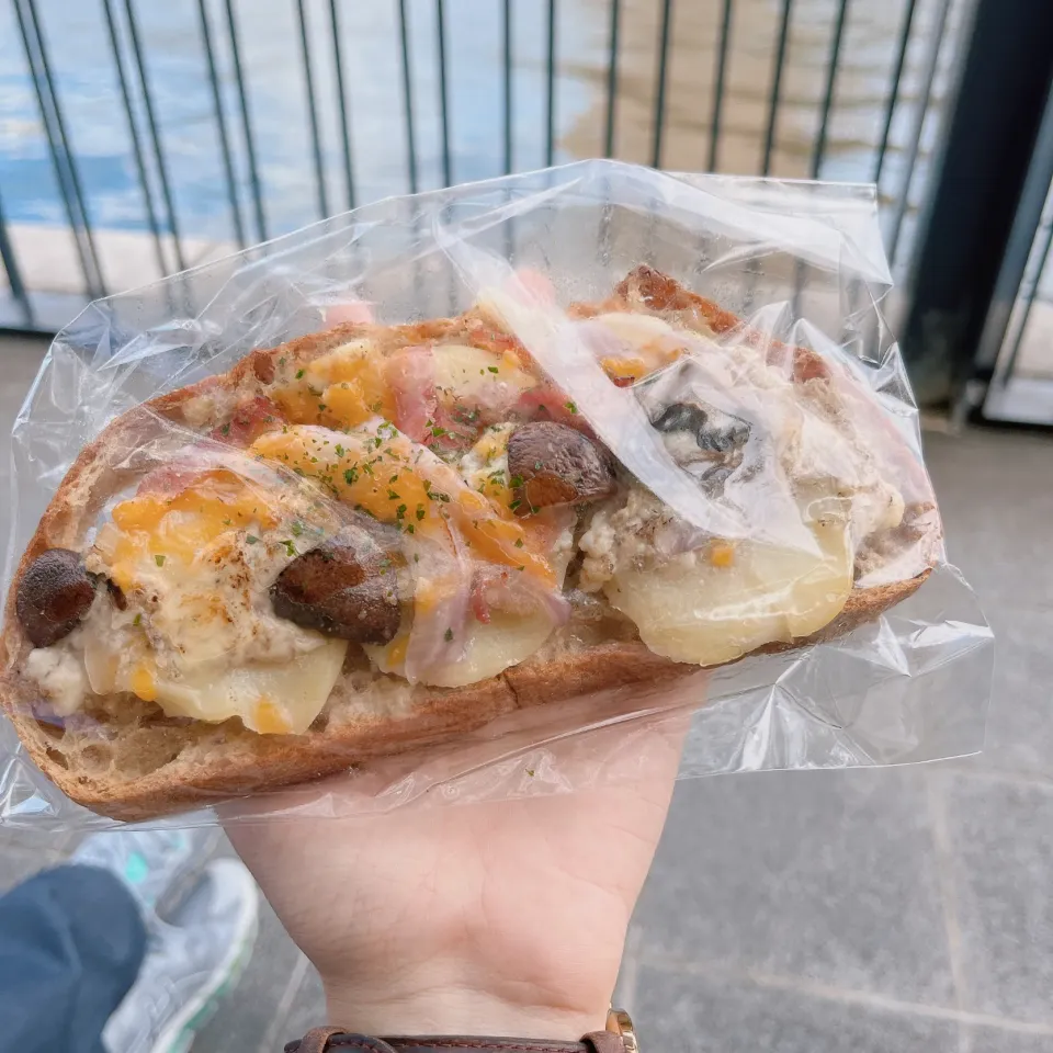 Snapdishの料理写真:キノコとベーコンポテトのオープンサンド|みぃさん