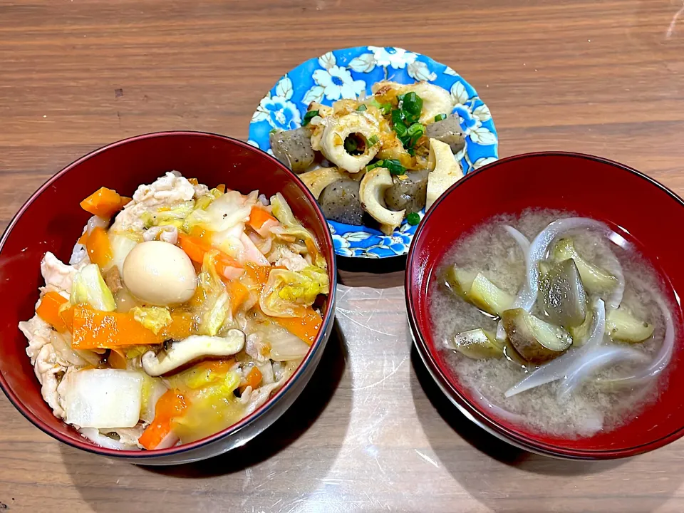 Snapdishの料理写真:中華丼　茄子と玉ねぎの味噌汁　蒟蒻とちくわの麺つゆ炒め|おさむん17さん