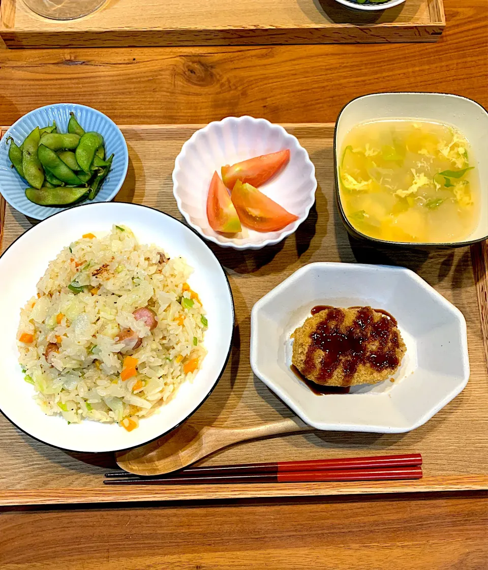 今日の夜ご飯(チャーハン、キャベツメンチカツ、枝豆、トマト、冬瓜スープ)|cocomikaさん