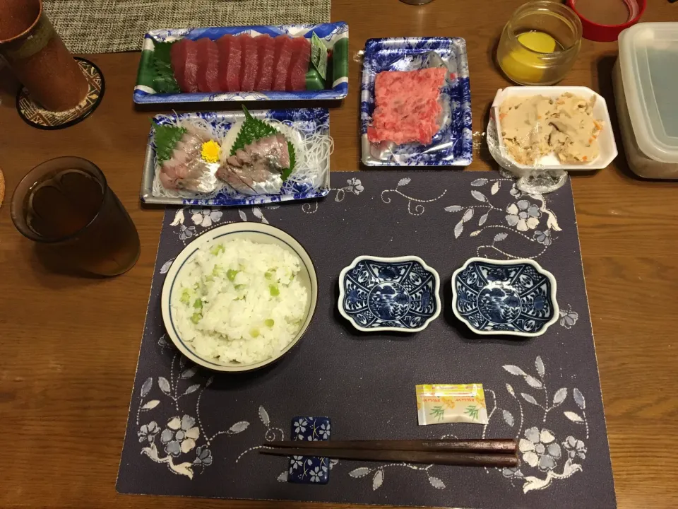 宮野食品さんのしお豆を使った豆ご飯、きはだまぐろお造り、真あじお造り、大めばちまぐろたたきの海苔巻き、卯の花のお惣菜(夕飯)|enarinさん