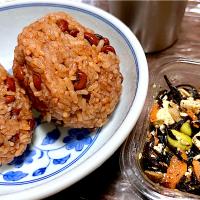 赤飯もどきおにぎりと枝豆ひじき煮