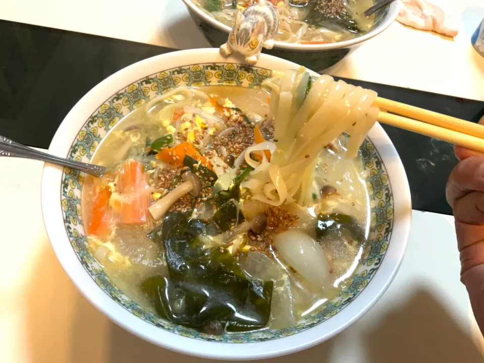 お家で温麺(クッパの麺バージョン)  韓国うどんを使って。スープは鶏ガラスープとダシダをベースに。|Takeshi  Nagakiさん