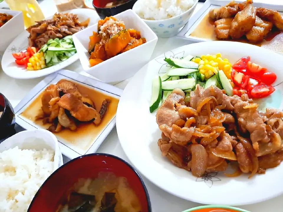 夕食(,,>᎑<,,)
豚のしょうが焼き&サラダ🥗
煮魚(カラスカレイ)
かぼちゃ煮
おみそ汁(はすいも、豆腐、ワカメ)|プリン☆さん