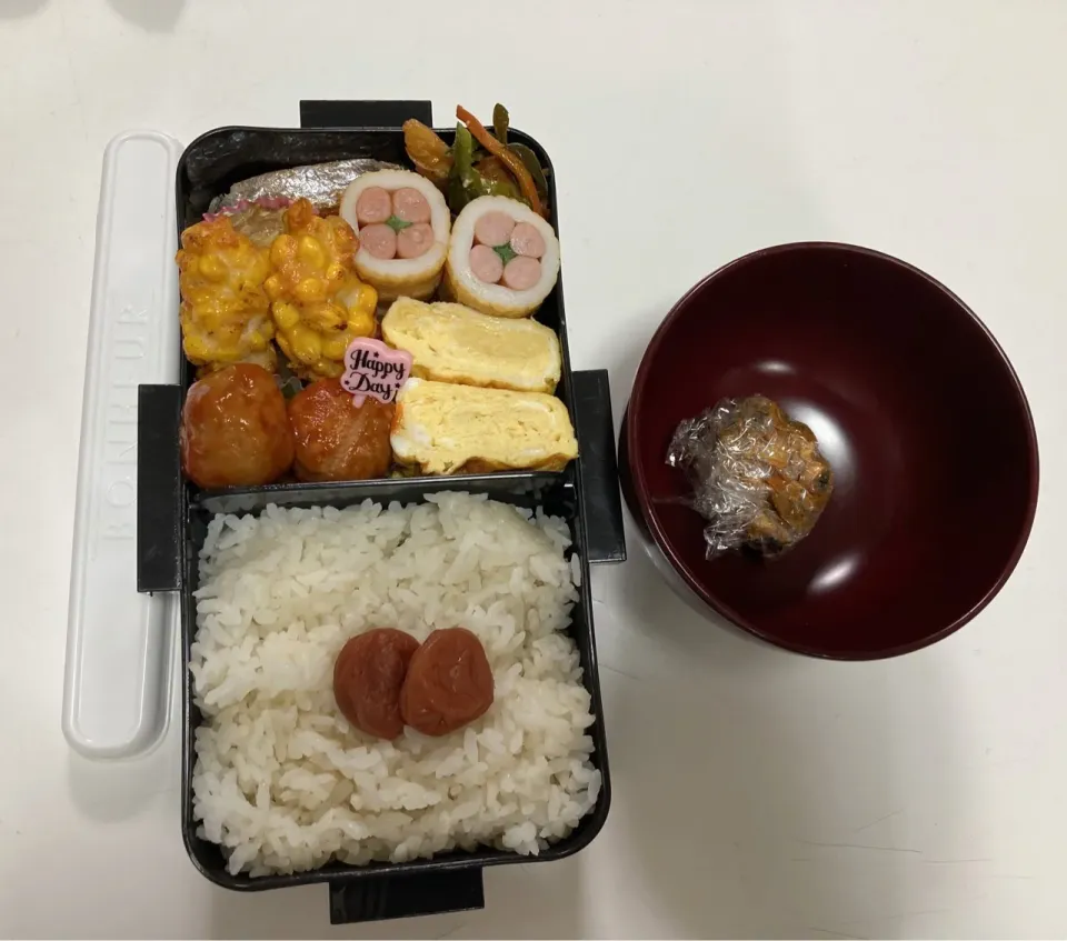 Snapdishの料理写真:パパ弁☆花ちくわ☆卵焼き☆鮭☆揚げ焼売☆とうもろこしの天ぷら☆きんぴら（人参・ピーマン・ちくわ）☆鶏団子のケチャップ煮☆みそ玉|Saharaさん