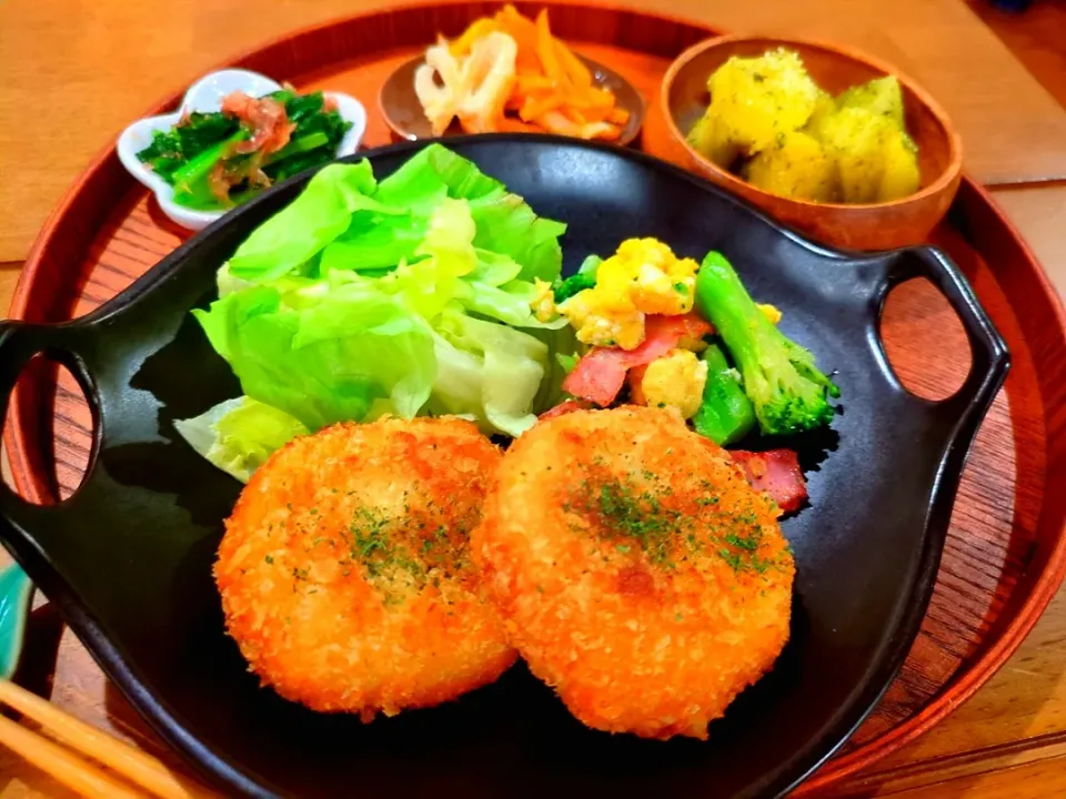 晩ごはん✨

コーンクリームコロッケ
デリサラダ
ポテトのバジルチーズ
にんじん竹輪のナムル
ほうれん草白だし浸し|さらママさん