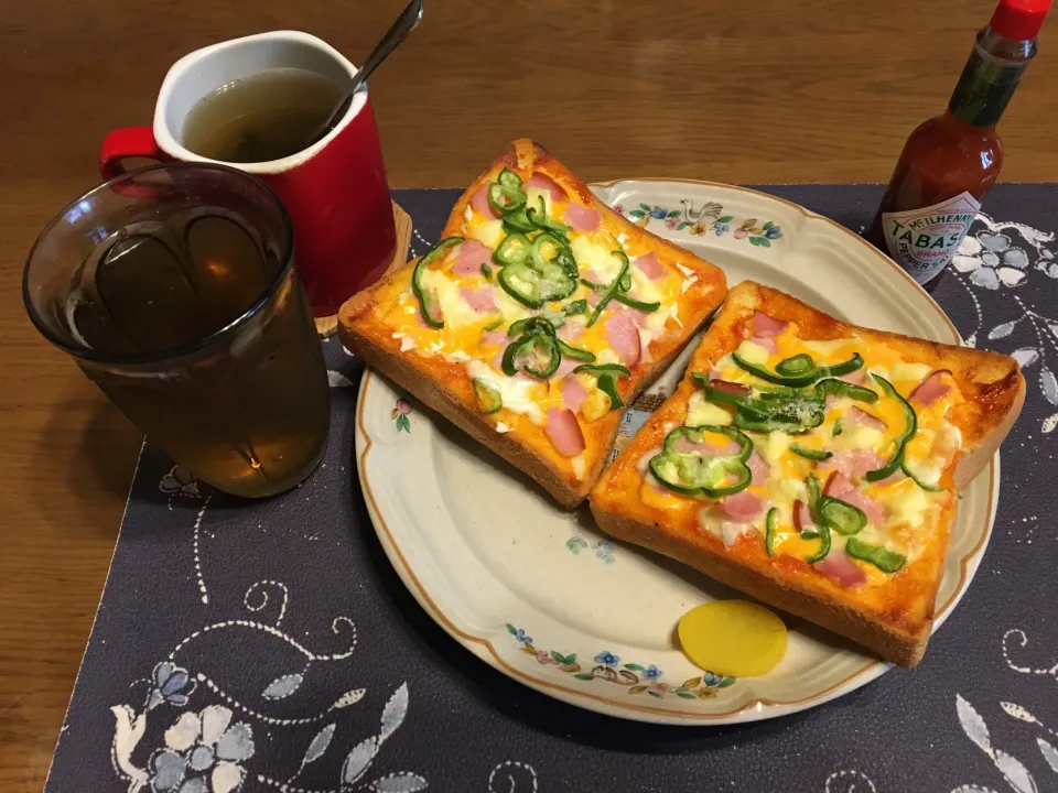 ガーリックピザトースト、沢庵、タマネギスープ、六条麦茶(昼飯)|enarinさん