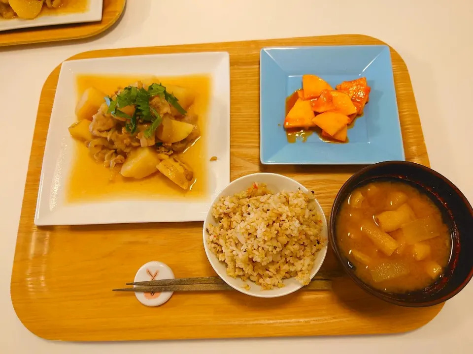 今日の夕食　肉じゃが、大根コチュジャン和え、玄米、大根味噌汁|pinknari🐰🌈さん