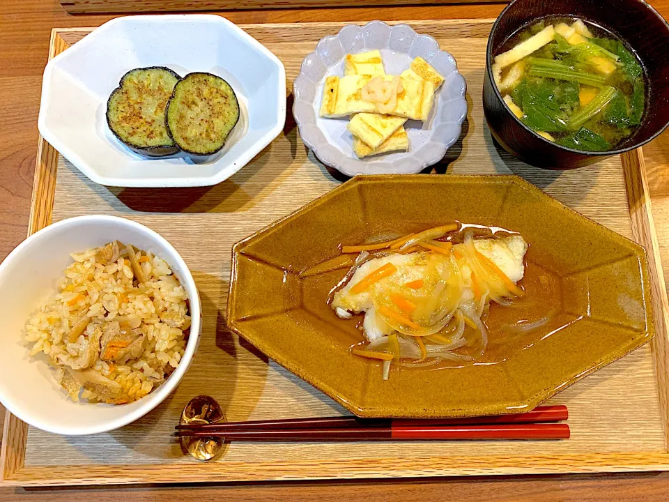 今日の夜ご飯(鶏五目ごはん、鱈の野菜あんかけ、ナスステーキ、薄揚げ、ほうれん草味噌汁)|cocomikaさん