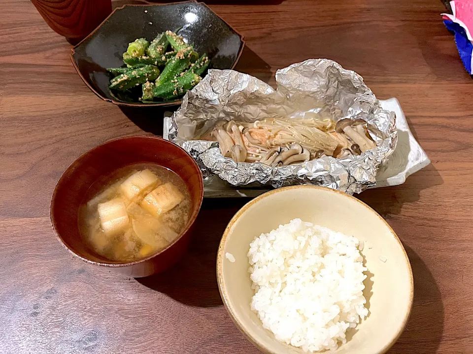 Snapdishの料理写真:鮭のホイル焼き、オクラ胡麻和え|satakeさん