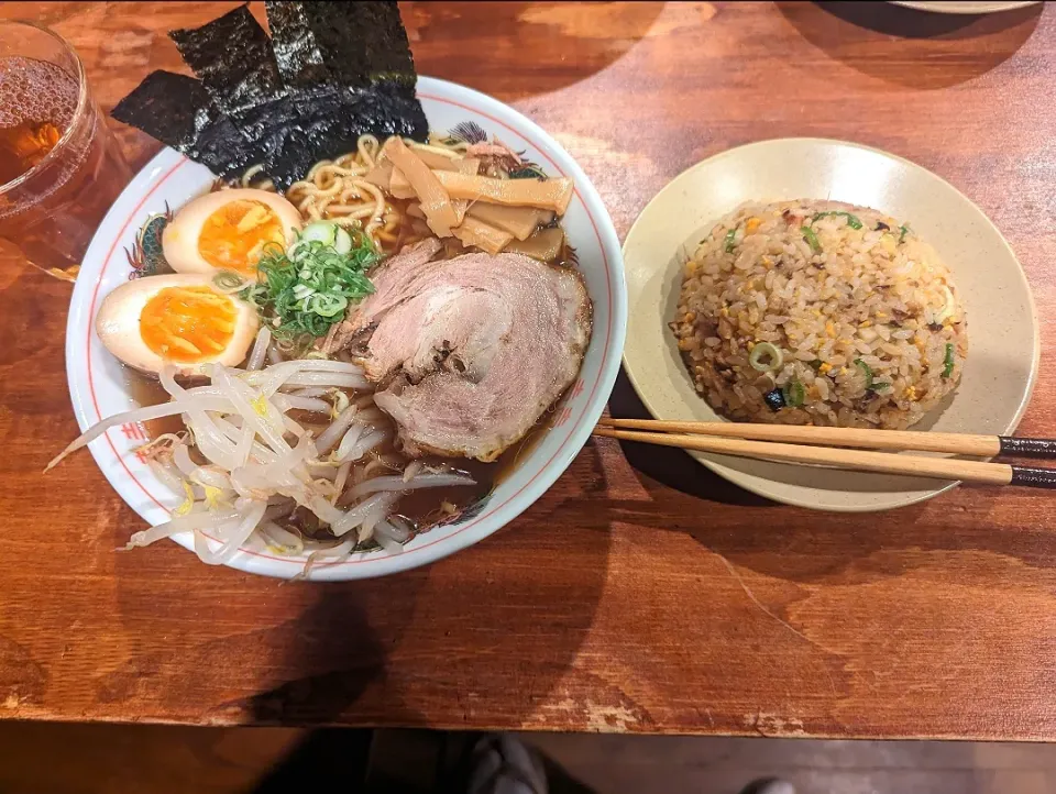 マルちゃん正麺醤油と煮豚味玉子（手製）とモヤシと海苔とメンマとミニチャーハン|nanuさん