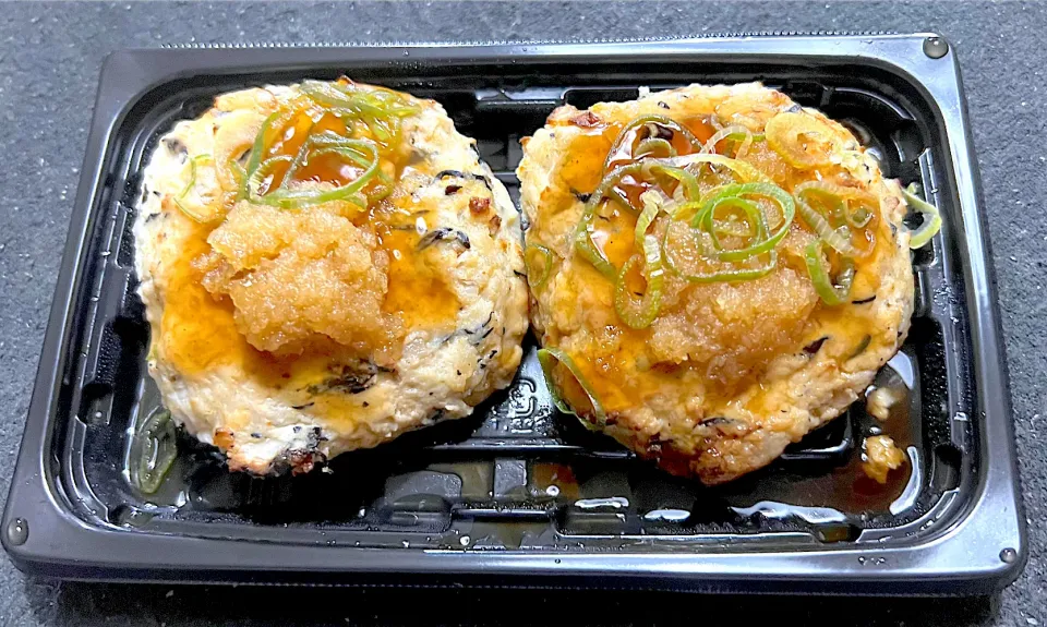 Snapdishの料理写真:残っていたスーパーのお惣菜〜塩麹仕立ての和風豆腐ハンバーグ|Saudadeさん