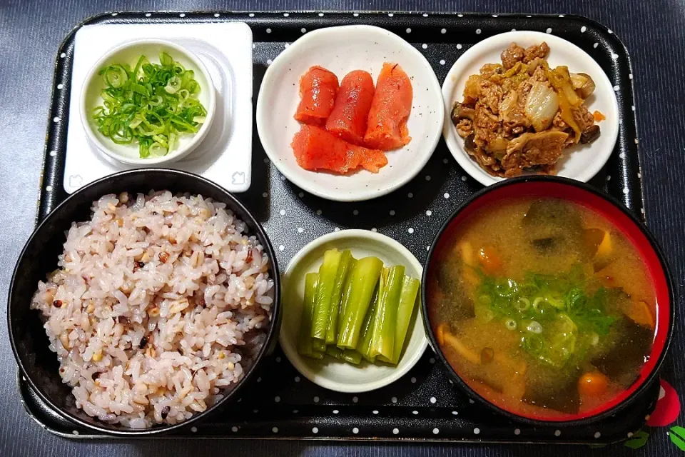 今日の朝ごはん（十六穀ごはんに牛肉炒め、辛子明太子、納豆、なめこ汁、野沢菜漬）|Mars＠釜飯作り研究中さん