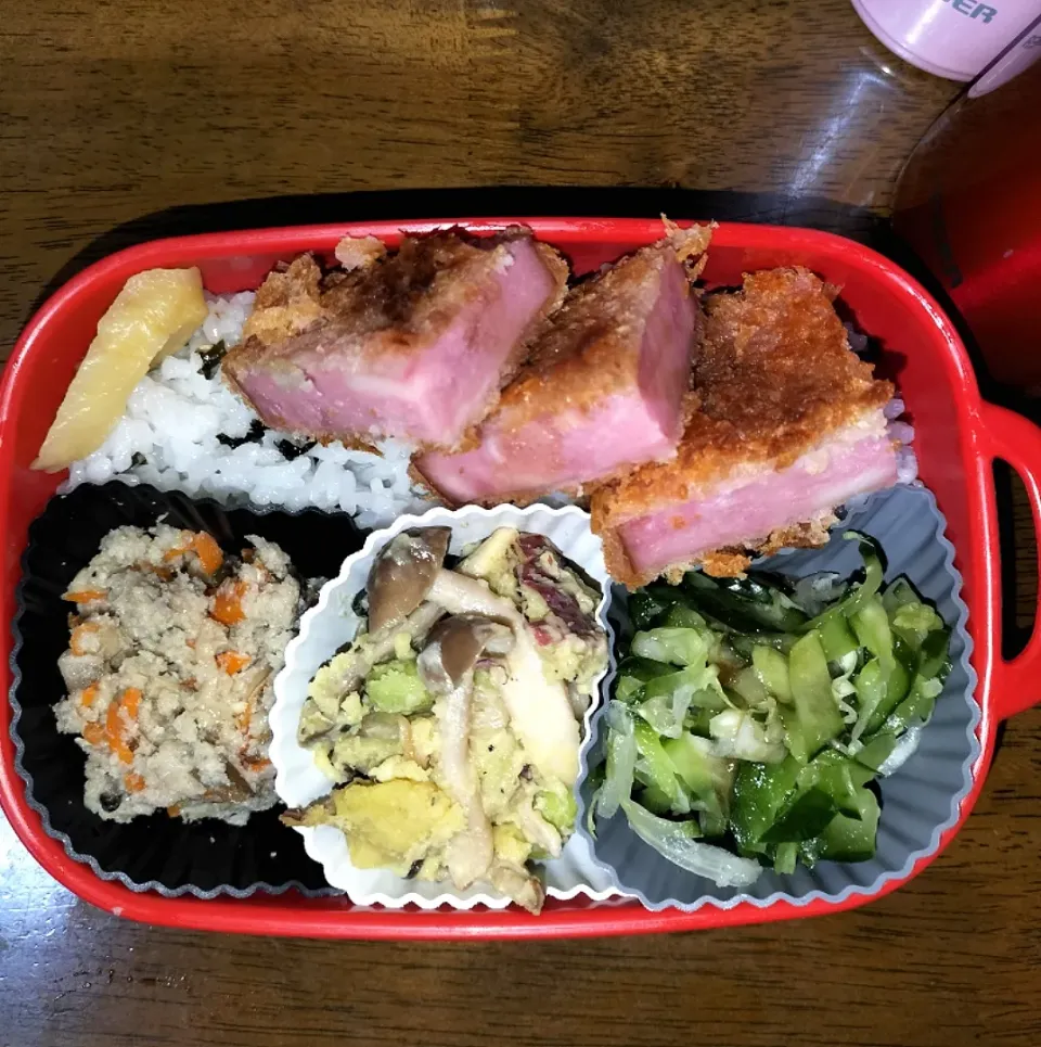 私弁当🍱
　さつま芋サラダ
　ハムカツ😄|miimiさん