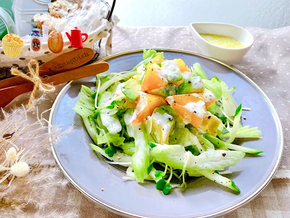 柿とアボカドの秋サラダ🥗
〜 ヨーグルトドレッシング 〜|がぁがさん