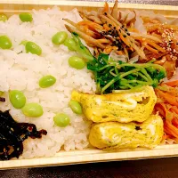 Snapdishの料理写真:枝豆🫛ご飯と作り置き詰めた弁当　　　　　　　　　　　きんぴらごぼう、にんじんツナ和え、生姜焼き、豆苗のナムル、青海苔入り卵焼き|Mochisaさん