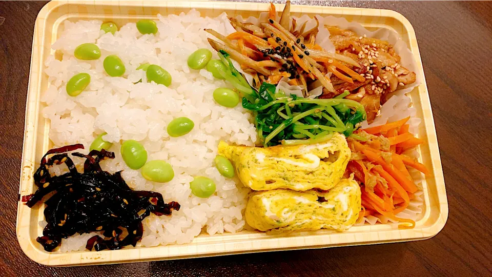 Snapdishの料理写真:枝豆🫛ご飯と作り置き詰めた弁当　　　　　　　　　　　きんぴらごぼう、にんじんツナ和え、生姜焼き、豆苗のナムル、青海苔入り卵焼き|Mochisaさん