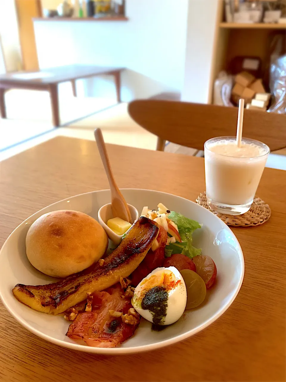 バナナジュースと焼き立て丸パンのプレート|みゃ〜・はつさん