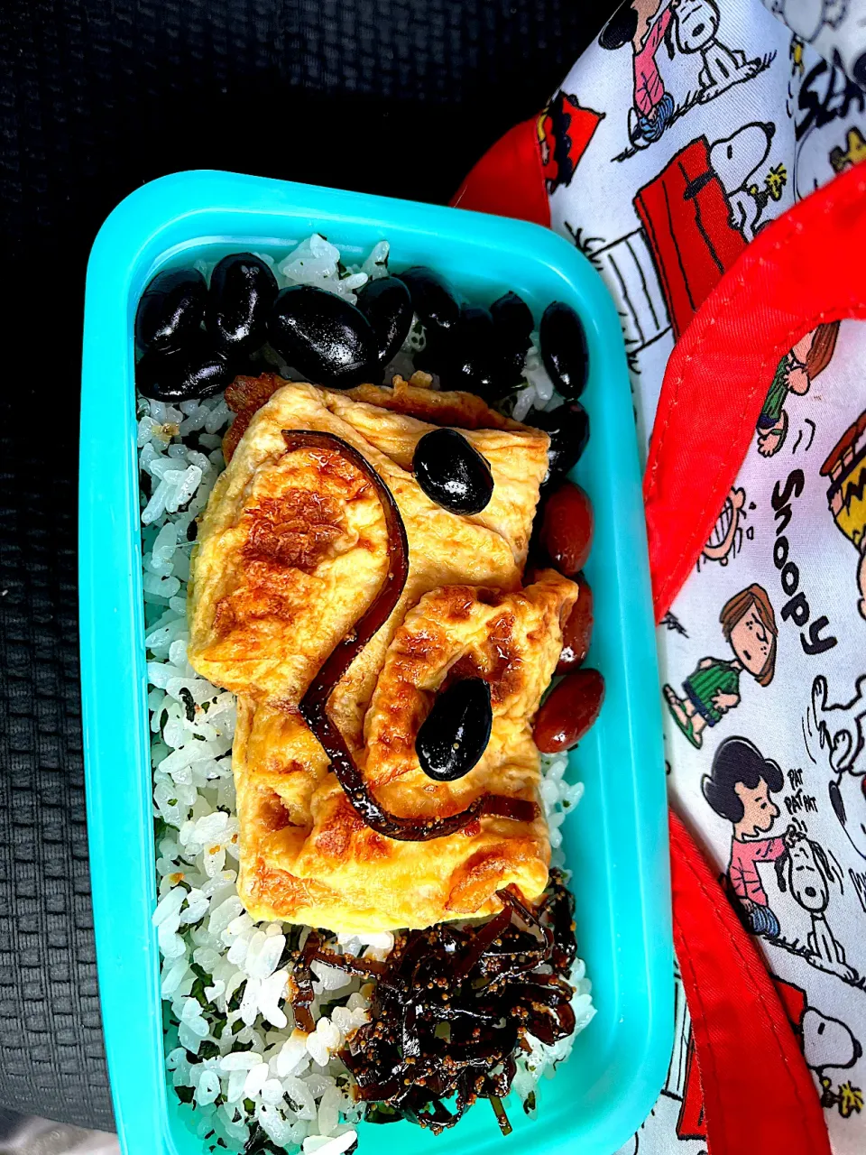 Snapdishの料理写真:#昼飯　黒豆昆布の顔チーズオムレツと黒豆9.5個茶豆3個と子持ち昆布乗せカカシ米ワカメ混ぜご飯梅挟み弁当|ms903さん