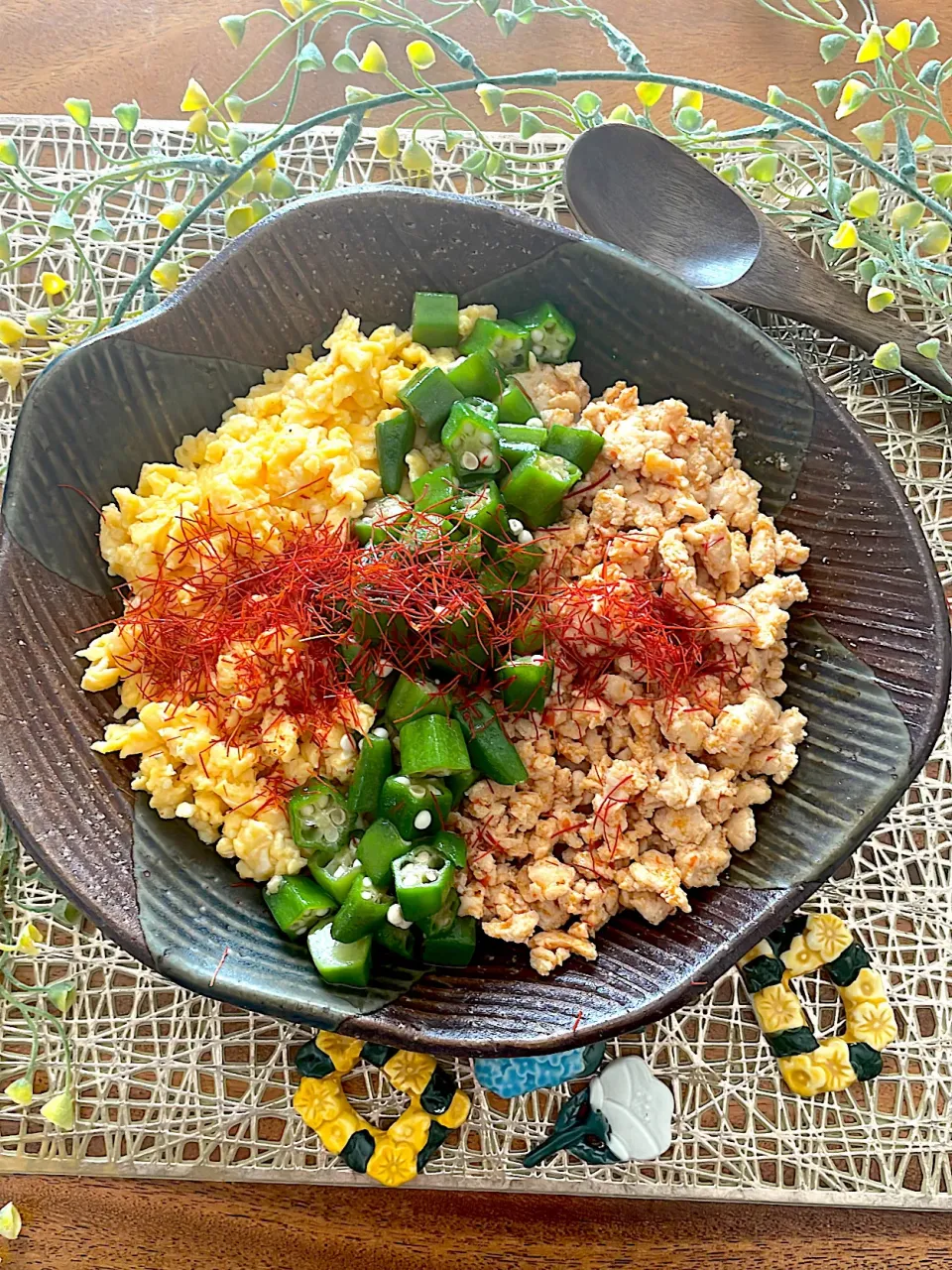 鶏ひき肉とオクラのナムルのそぼろ丼|🌼はなちゃん🌼さん