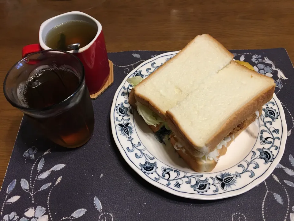 Snapdishの料理写真:ミルフィーユサンドイッチ、コロッケサンドイッチ、沢庵、スープ、六条麦茶(昼飯)|enarinさん