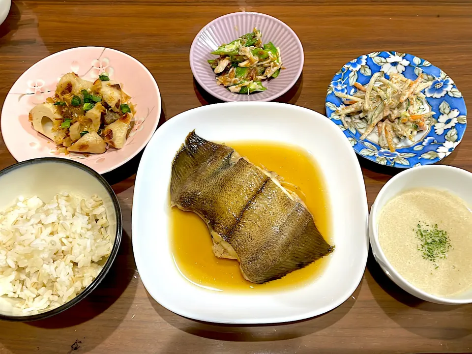 カレイの煮付け　れんこんポタージュ　ごぼうサラダ　オクラと鶏肉の梅おかかあえ　こんにゃくとちくわの甘辛炒め|おさむん17さん