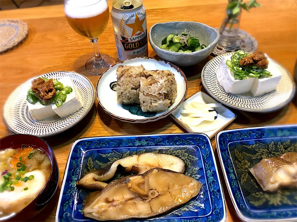 カレイの煮付け　イリコ味噌とオクラのせ冷奴　とり飯おにぎり|じゅんさんさん