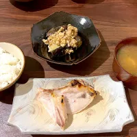 Snapdishの料理写真:ブリカマ塩焼き、ナスと鶏ひき肉の味噌炒め|satakeさん