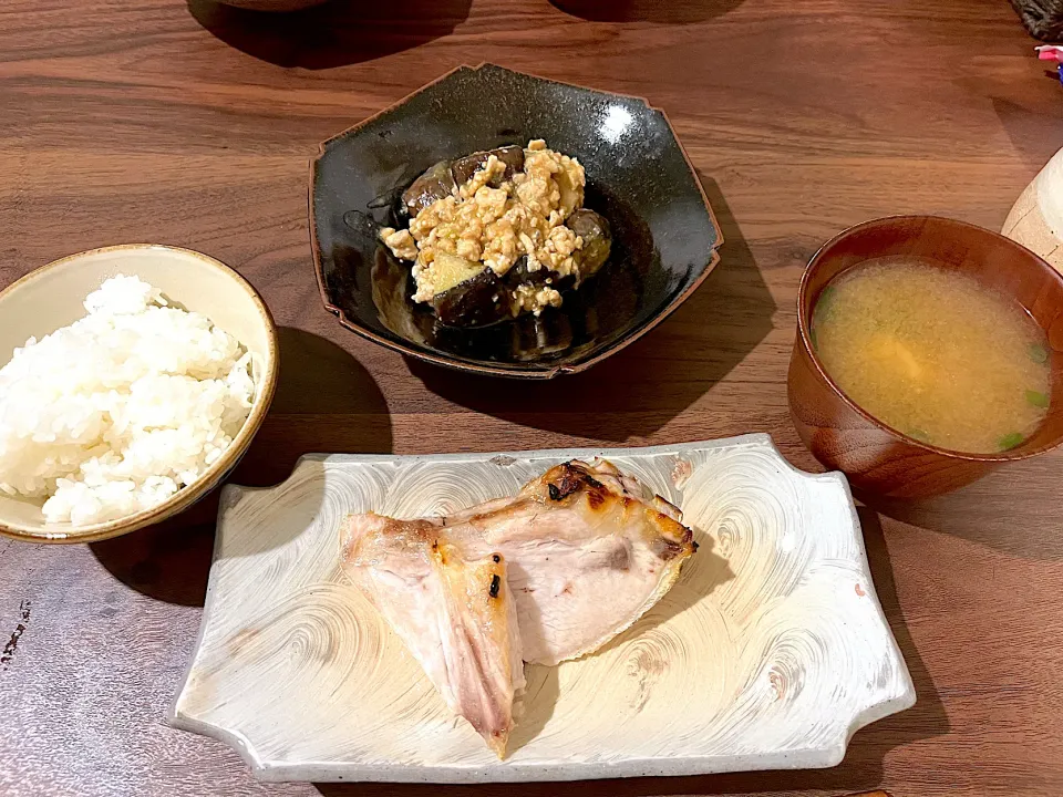 Snapdishの料理写真:ブリカマ塩焼き、ナスと鶏ひき肉の味噌炒め|satakeさん