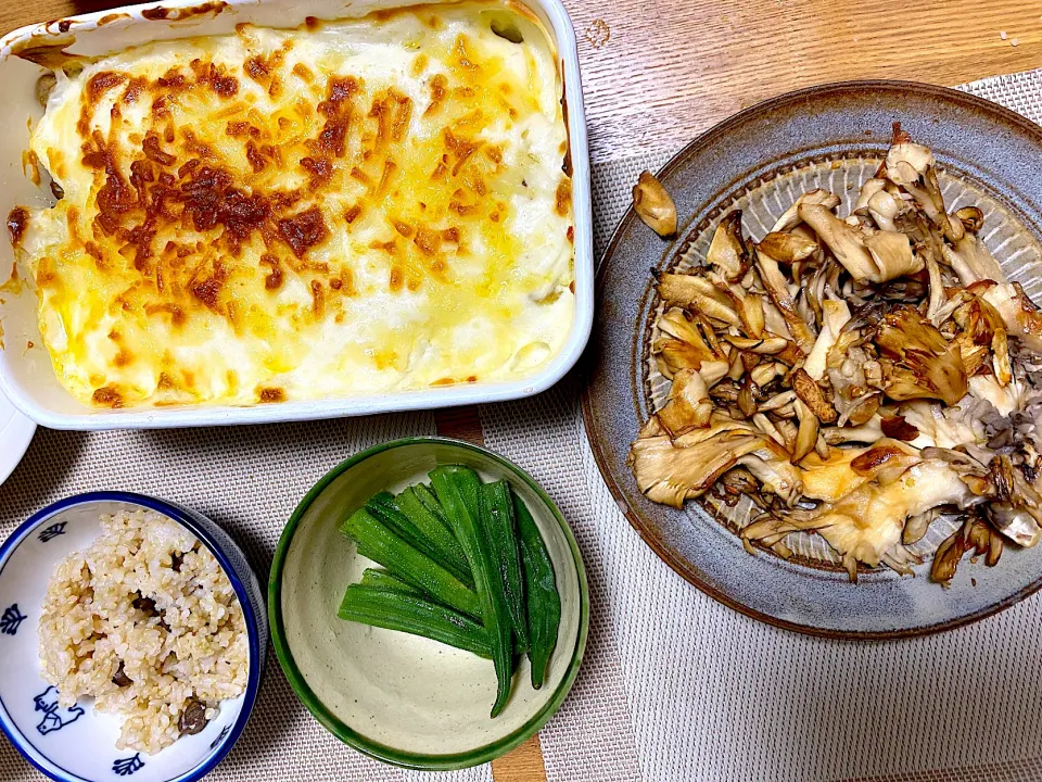 Snapdishの料理写真:手作りホワイトソースでポテトグラタン🥔、舞茸のソテー🍄、むかごご飯、オクラのおひたし|1614さん