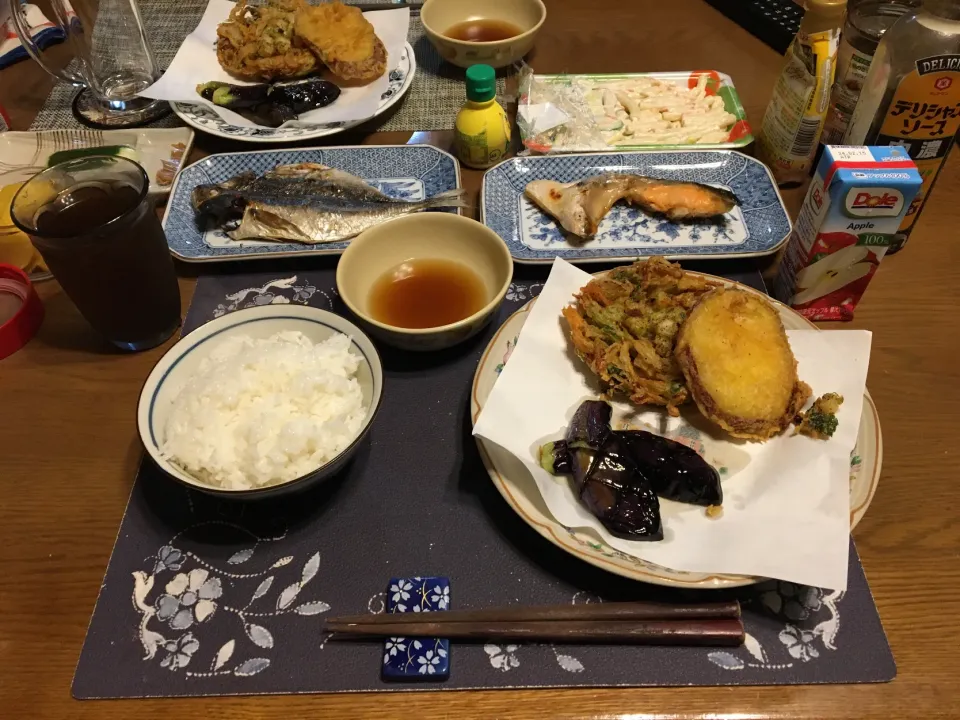 ご飯、小柱の磯辺かき揚げ、さつまいも天、なすの素揚げ、あじの干物の焼き物、焼き銀鮭のかま、マカロニサラダ、六条麦茶、Doleアップル100%(夕飯)|enarinさん