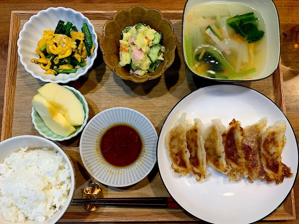 今日の夜ご飯(餃子、ポテトサラダ、ニラ玉、野菜ジンジャースープ、りんご)|cocomikaさん