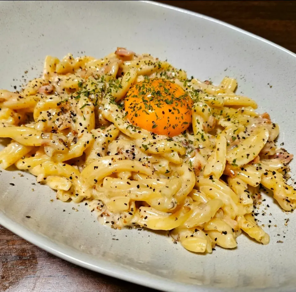 お土産でもらった短いパスタのカルボナーラ|にきじろうさん