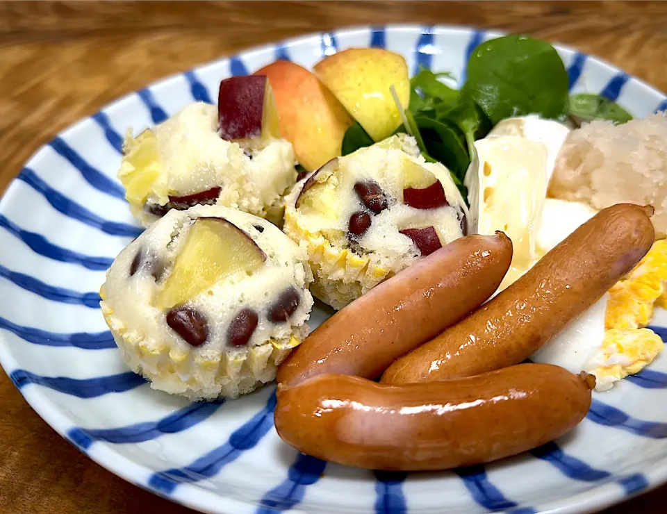 さつまいもと小豆の蒸しパンで朝食|くまちゃんさん