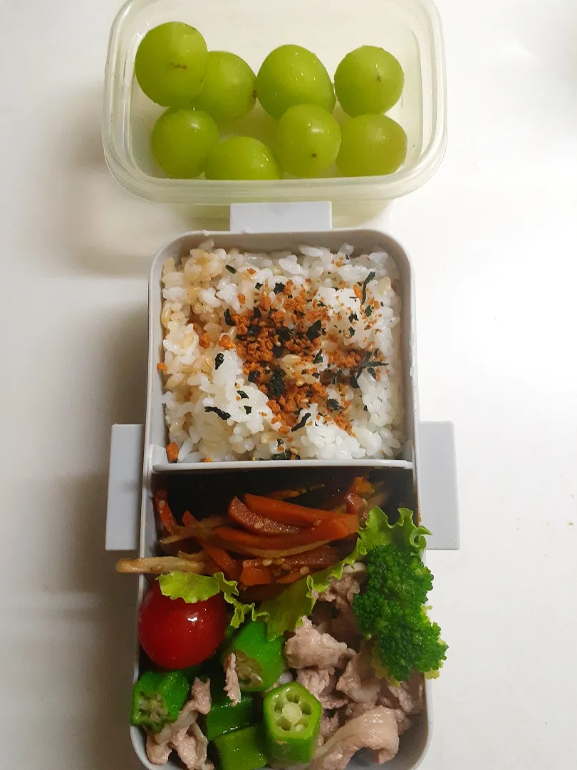 ☆中学生弁当☆玄米入り振りかけごはん、南瓜焼き、金平牛蒡、豚しゃぶ、ブロッコリー、ミニトマト、シャインマスカット|ｼｮｺﾗさん