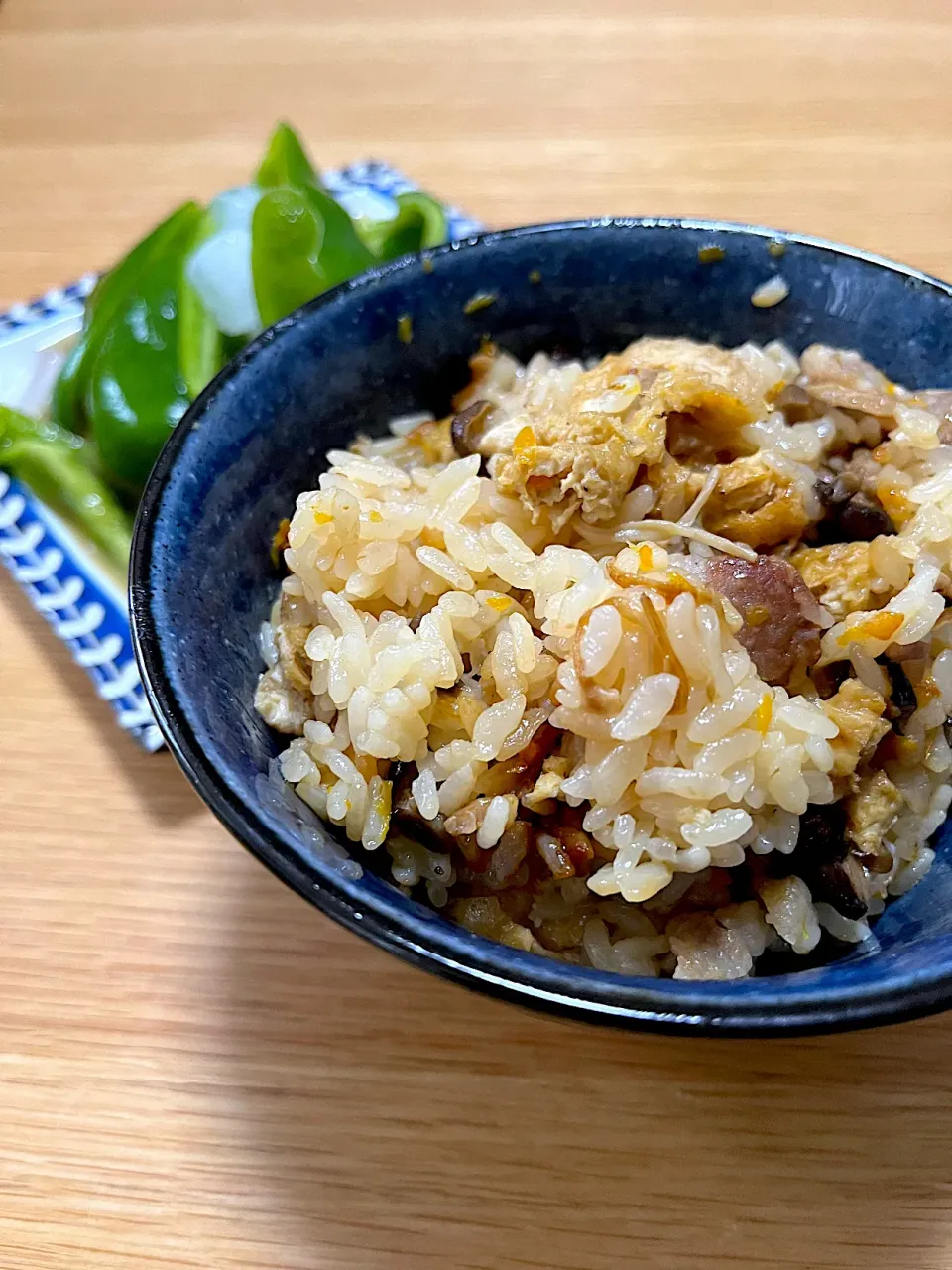 Snapdishの料理写真:今日のお昼ごはん~豚バラと色々きのこの炊き込みご飯、極冷パリパリピーマン~|ゆかｕさん