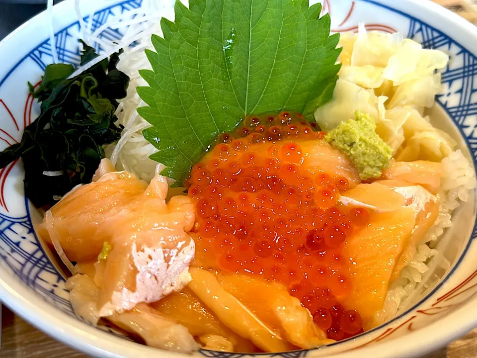 サーモンいくら丼|ぐっちゃんさん